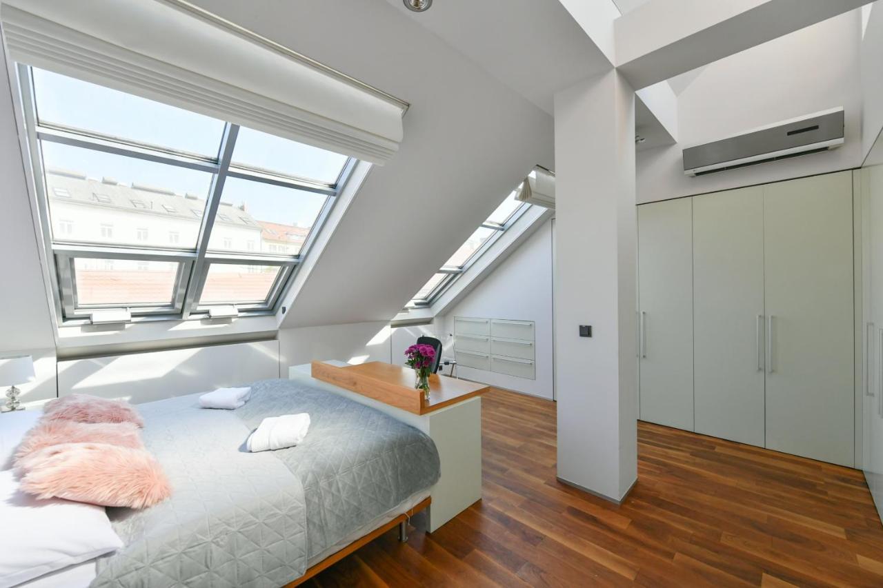 Luxury Penthouse With Sauna, Terrace, 250m2, 5bdrm, 3bthrm Appartement Prague